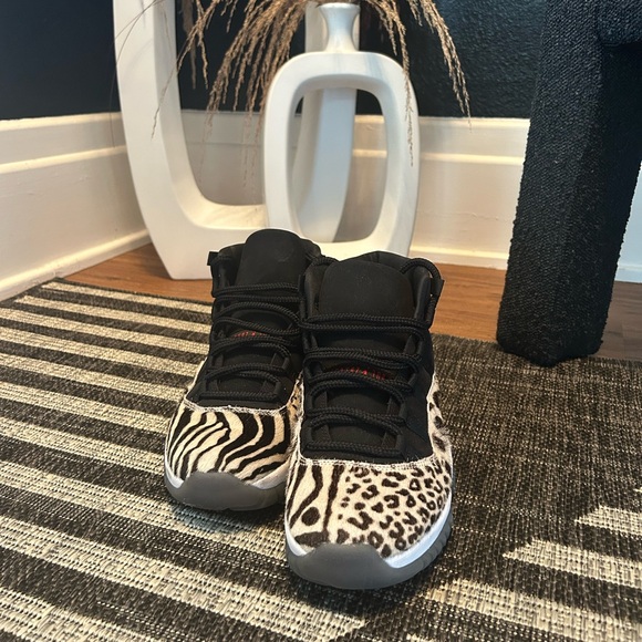 Women’s Retro Jordan 11 - Picture 1 of 4